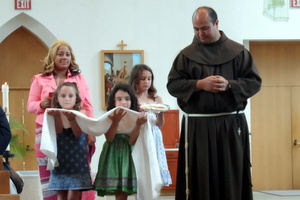 Br. Roger Lopez, OFM, guides the helpers